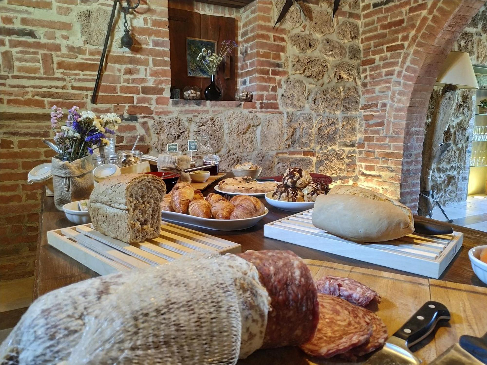 Agriturismo Le Sorbelle D'Orcia Con Piscina ปีเอนซา ภายนอก รูปภาพ